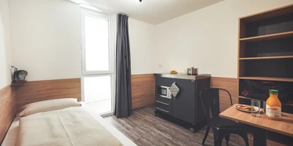 Monteur-Zimmer - Baden-Württemberg - Ein-Personen-Apartment mit kleiner Küche - Hotel Das-Schlafwerk Stuttgart Nord (Münchingen) digitales Hotel in 70825 Korntal-Münchingen