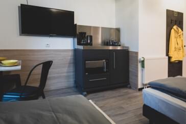 Monteur-Zimmer - 2-Bett-Apartment mit mobiler Küche - Hotel Das Schlafwerk Stuttgart-Nord/volldigital/ keine Rezeption