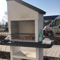 MonteurZimmer: Grill hinter dem Hotel - Hotel Das Schlafwerk Stuttgart-Nord/volldigital/ keine Rezeption