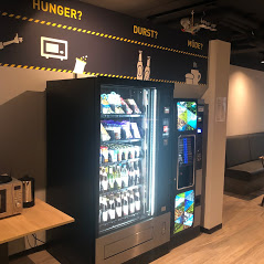 MonteurZimmer: Gemeinschaftsraum mit Snack- und Kaffeeautomat - Hotel Das Schlafwerk Stuttgart-Nord/volldigital/ keine Rezeption