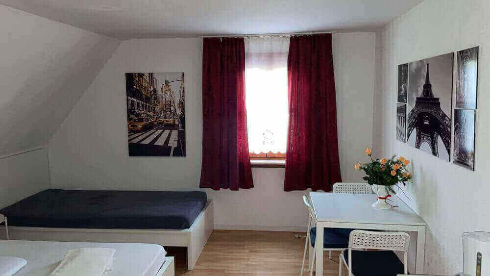 Monteur-Zimmer - Fernseher - Baden-Württemberg - Schöne funktionale Zimmer. Wlan/wifi free.
Grosse Küchen mit kompl. Ausstattung.
Waschmaschine und Trockner sowie Parkplätze sind am Haus vorhanden.  - "ZIMMER frei" - Gut&Günstig - Sindelfingen/Böblingen/Leonberg in 71063 Sindelfingen