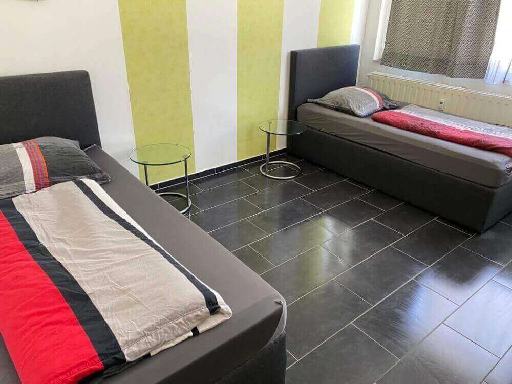 Monteur-Zimmer - Fernseher - Baden-Württemberg - Auch Zimmer in Hotel-Qualität.

Wir können Ihnen in der Region Stuttgart weitere Gäste- und Apartmenthäuser anbieten. Auch für grosse Gruppen. - "ZIMMER frei" - Gut&Günstig - Sindelfingen/Böblingen/Leonberg in 71063 Sindelfingen
