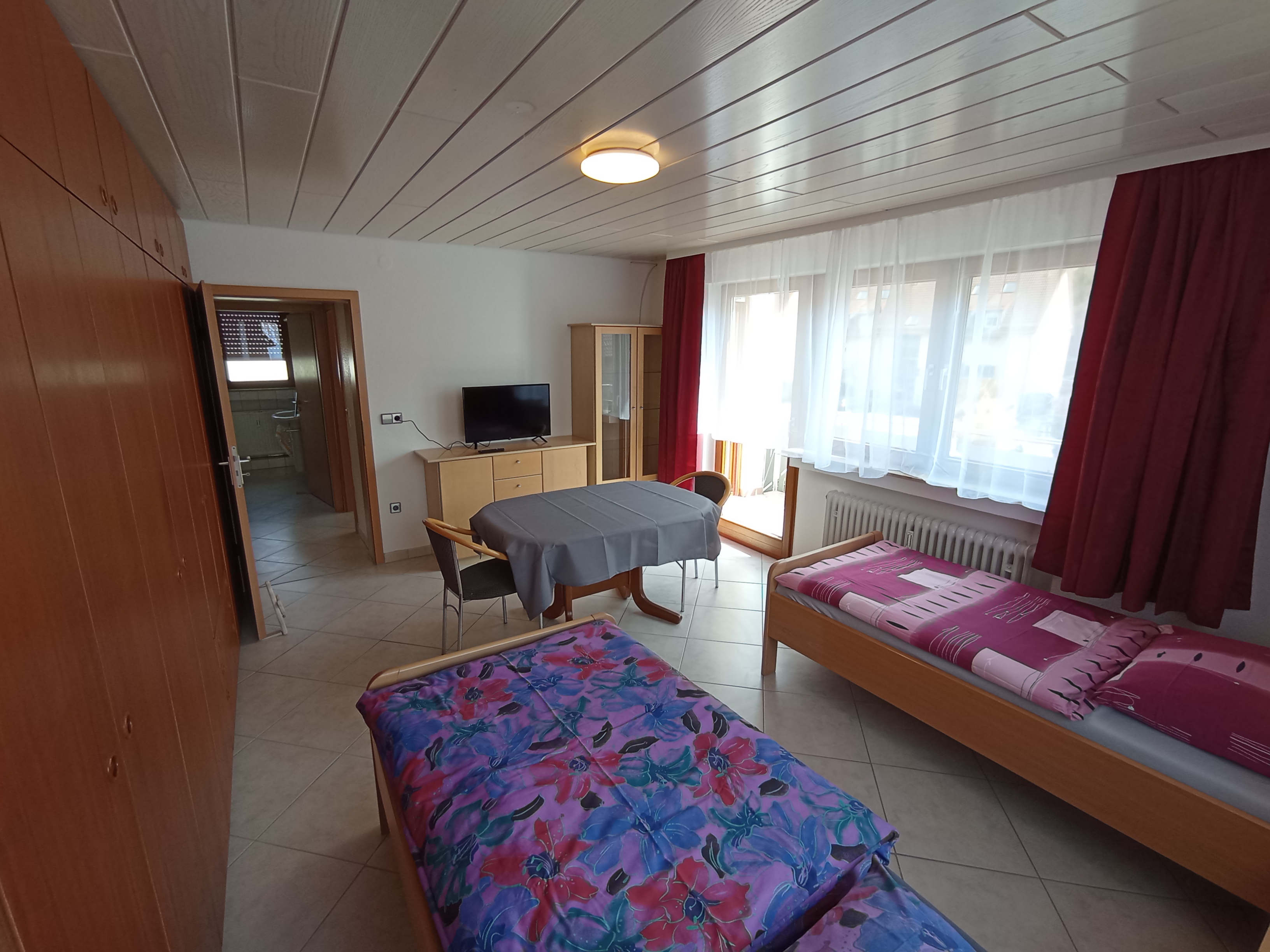 Monteur-Zimmer - Fernseher - Baden-Württemberg - Zimmerbeispiel mit Balkon von 4-Zimmer-Wohnung 1 - 8 Personen - Monteurwohnung separate eigene Etage an Firmen 71297 Mönsheim