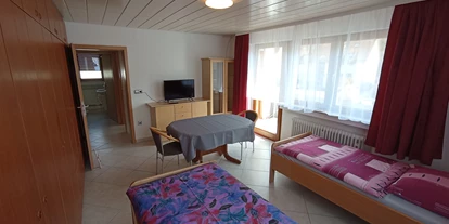 Monteur-Zimmer - Baden-Württemberg - Zimmerbeispiel mit Balkon von 4-Zimmer-Wohnung 1 - 8 Personen - Monteurwohnung separate eigene Etage an Firmen 71297 Mönsheim