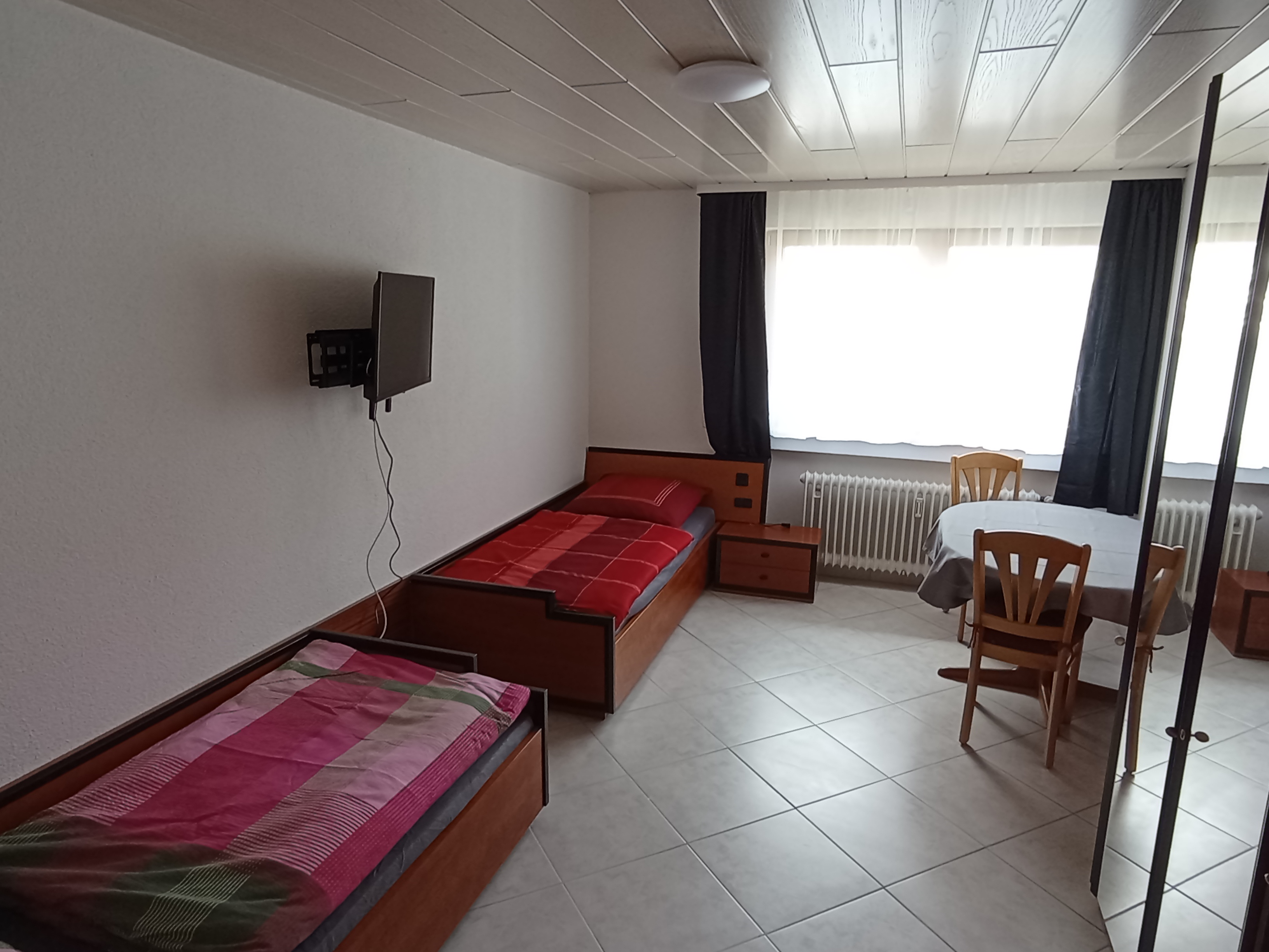 Monteur-Zimmer - Fernseher - Baden-Württemberg - Zimmerbeispiel, 2-Bett-Zimmer von 4-Zimmer-.Wohnung 1- 8 Personen - Monteurwohnung separate eigene Etage an Firmen 71297 Mönsheim