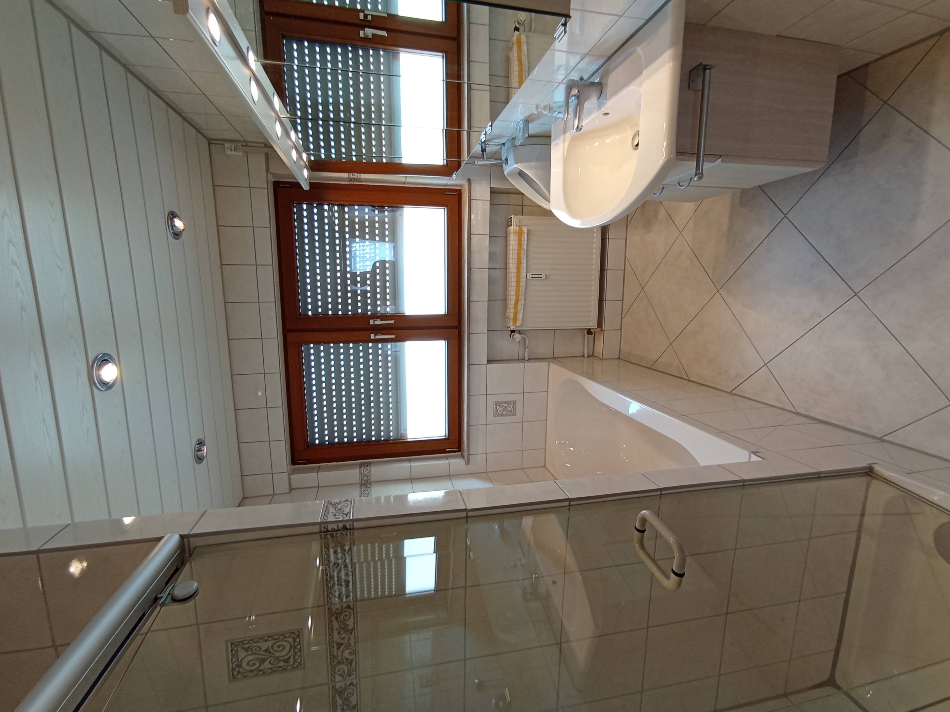 Monteur-Zimmer - Fernseher - Baden-Württemberg - Bad in 4-Zimmer-Wohnung 1 - 8 Personen - Monteurwohnung separate eigene Etage an Firmen 71297 Mönsheim