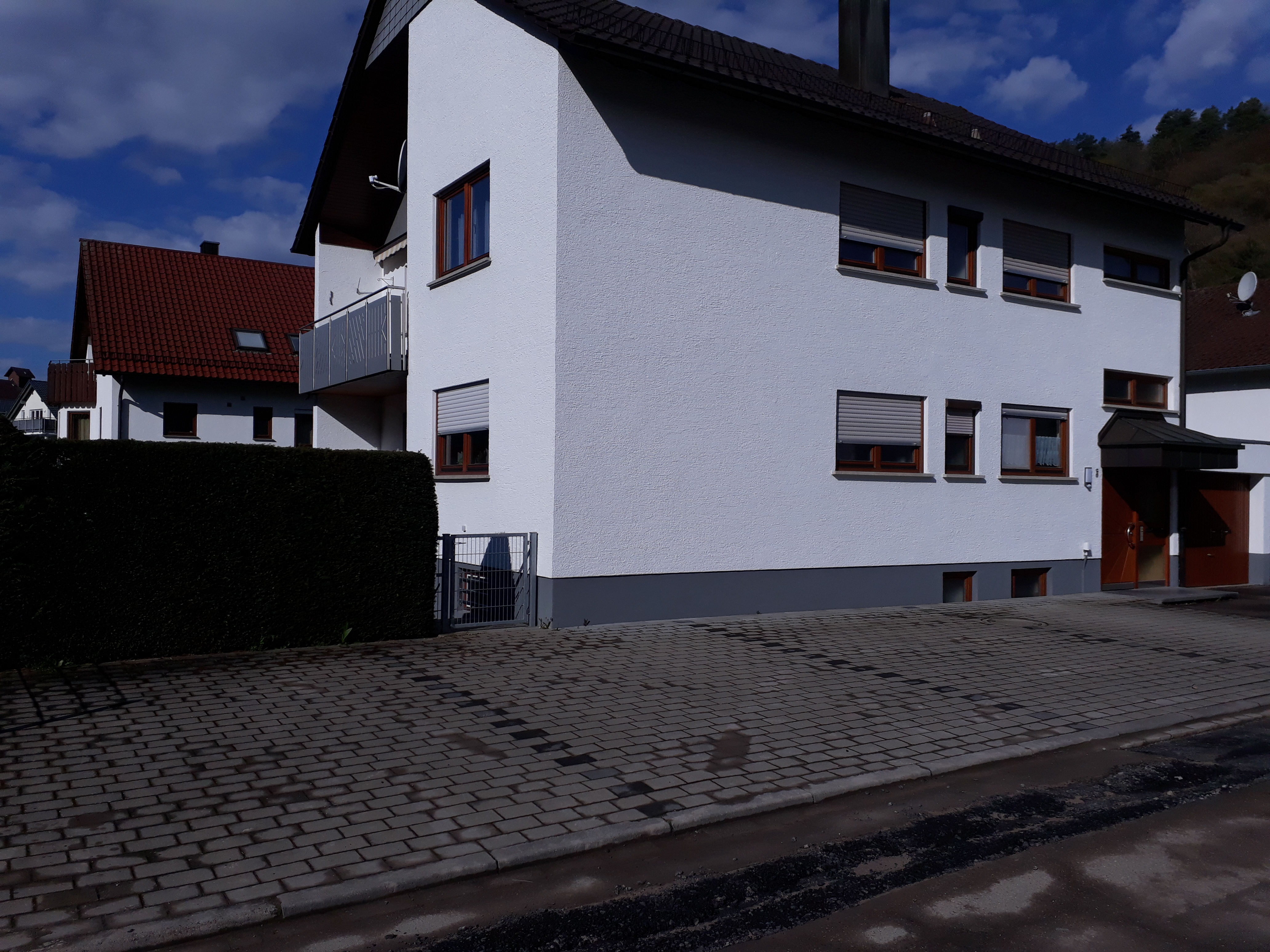 Monteur-Zimmer - Fernseher - Baden-Württemberg - Haus mit Parkplatz - Monteurwohnung separate eigene Etage an Firmen 71297 Mönsheim