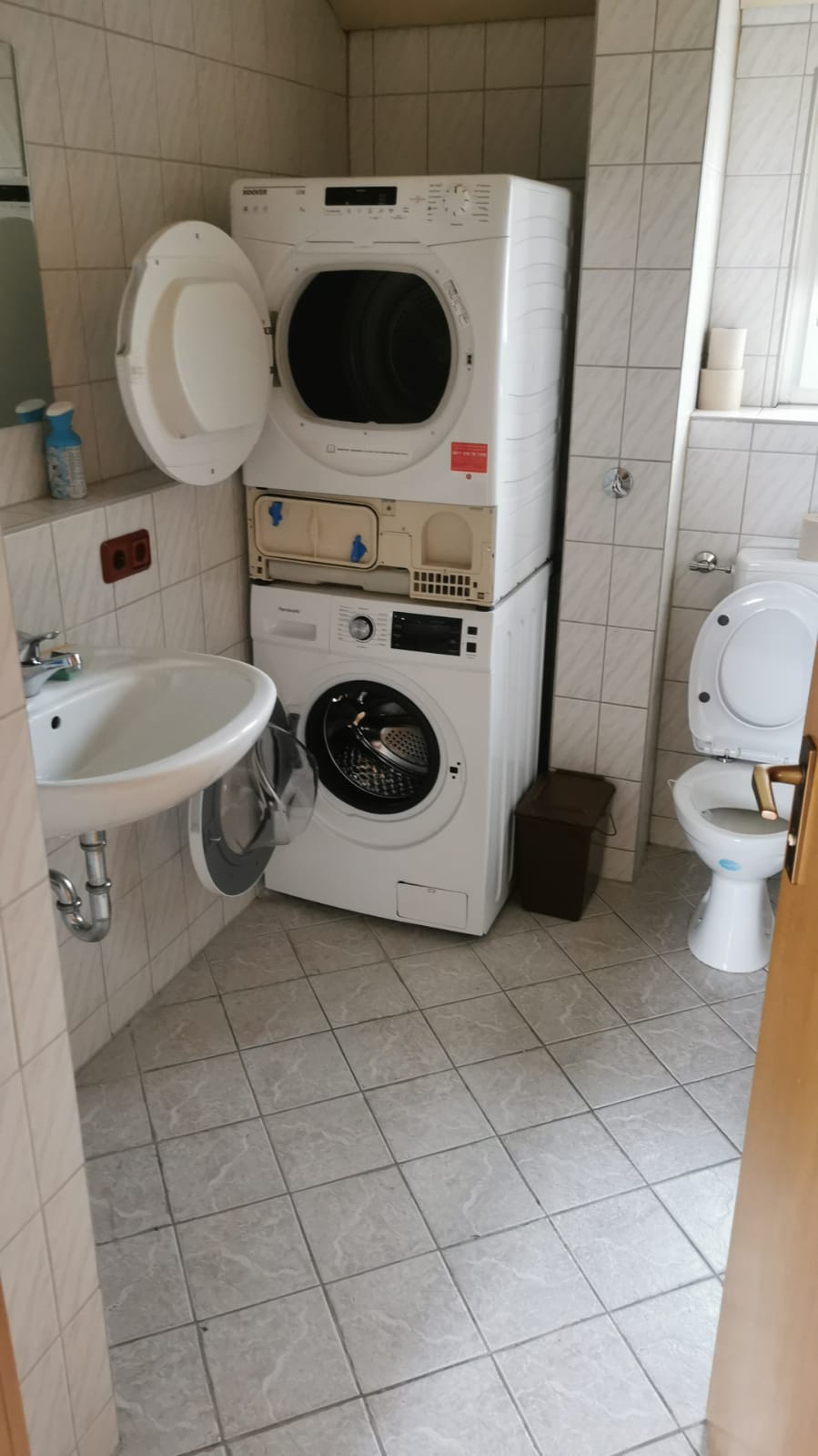 MonteurZimmer: DG Toilette mit Waschmaschine und Trockner - Unterkunft Posselt