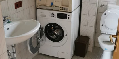 Monteur-Zimmer - Baden-Württemberg - DG Toilette mit Waschmaschine und Trockner - Unterkunft Posselt