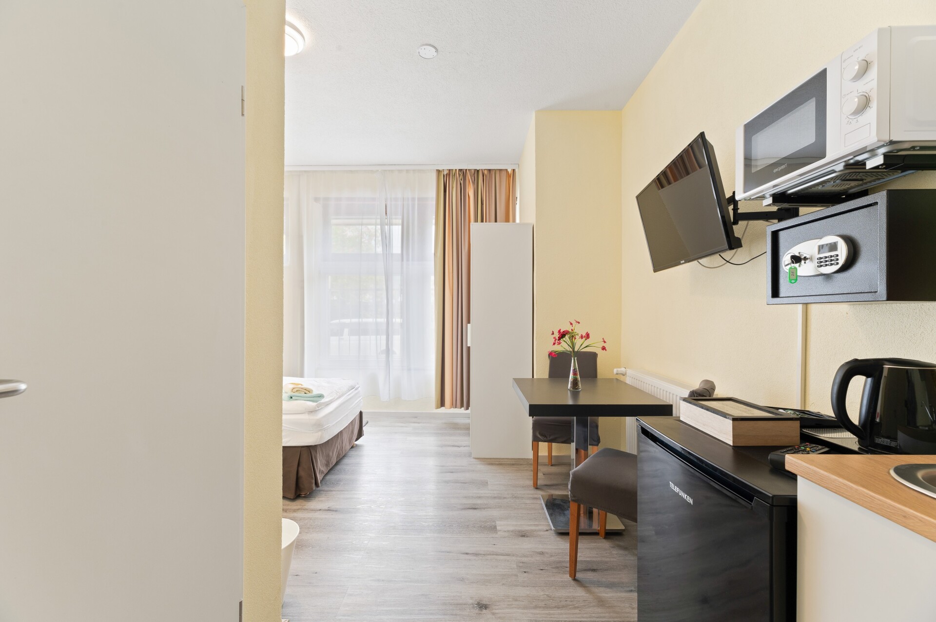 Monteur-Zimmer - Baden-Württemberg - Monteurzimmer mit Bad, WC, Küche, Internet in 73765 Neuhausen auf den Fildern