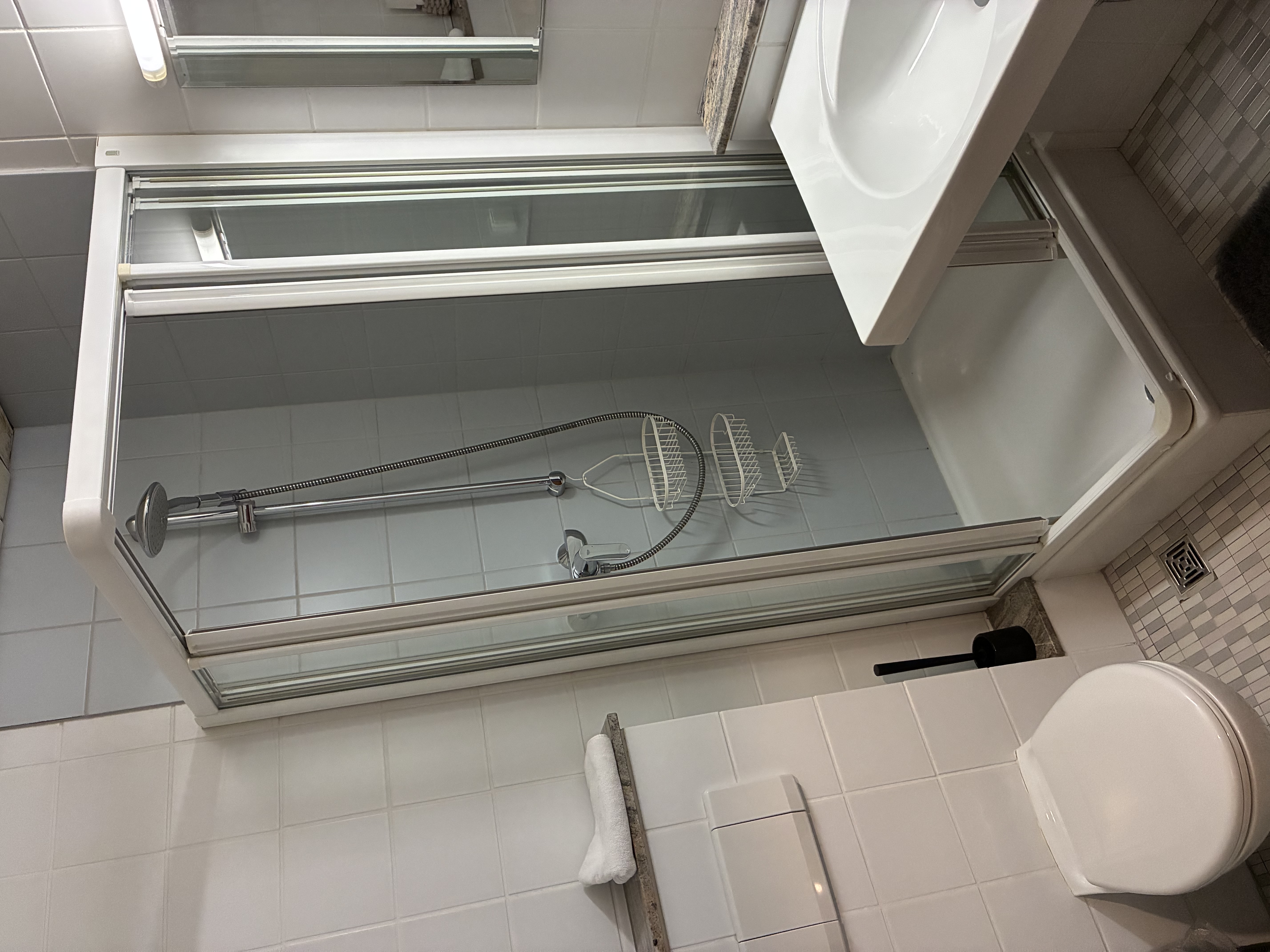 Monteur-Zimmer - Pforzheim - Bad mit Wc, Dusche und Waschbecken - Gästehaus Novotny