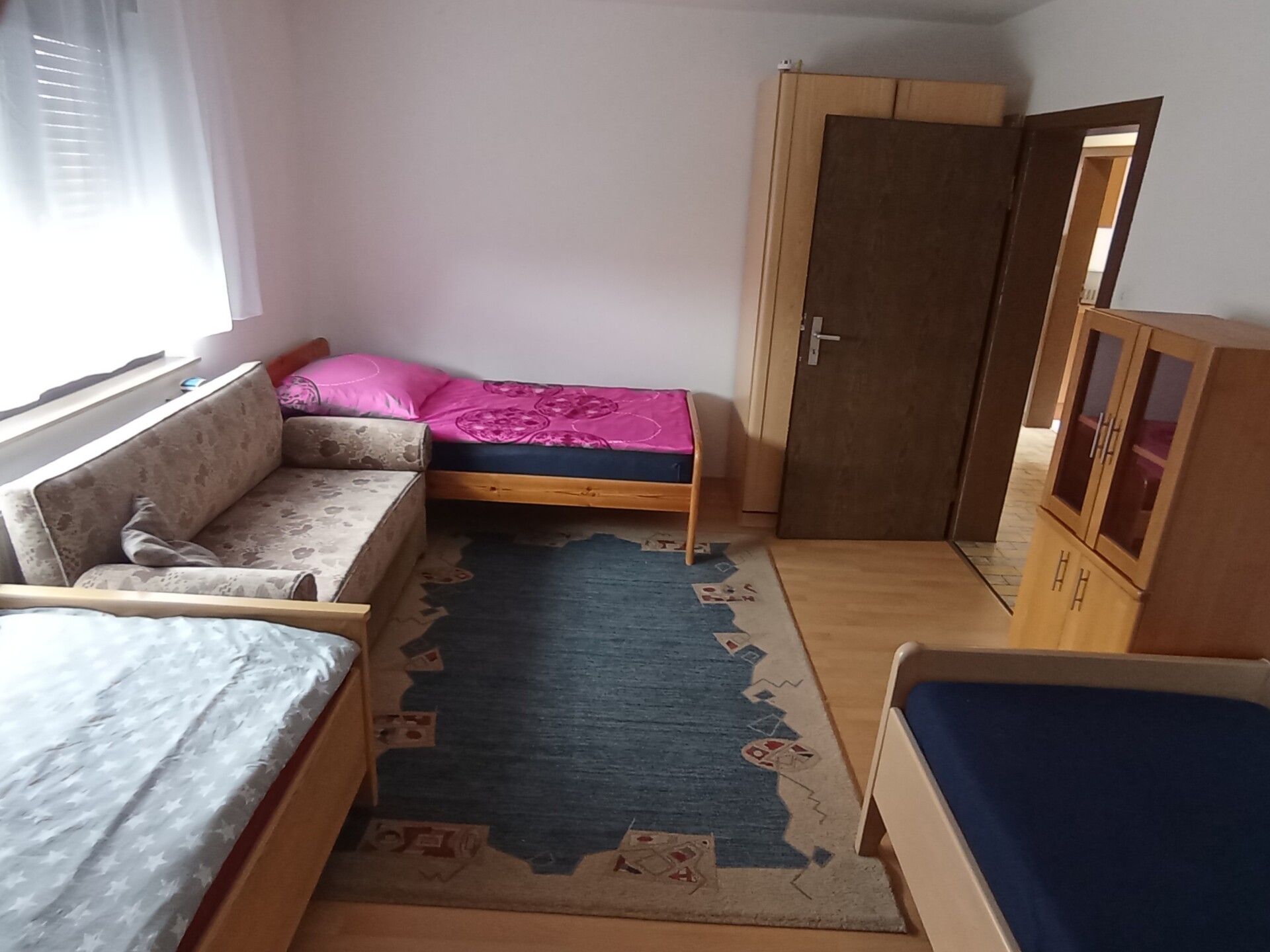 Monteur-Zimmer - Zahlungsarten: Auf Rechnung - Deutschland - Zimmerbeispiel 1 - 3 Personen, 2 weitere Zimmer je 2 Einzelbetten - Whg 3 Pers 75 Euro + 1 Pers 15 Euro, 10 km Mühlacker, 20 km Pforzheim in 75447 Sternenfels