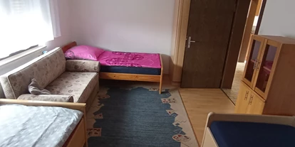 Monteur-Zimmer - Baden-Württemberg - Zimmerbeispiel 1 - 3 Personen, 2 weitere Zimmer je 2 Einzelbetten - Whg 3 Pers 75 Euro + 1 Pers 15 Euro, 10 km Mühlacker, 20 km Pforzheim in 75447 Sternenfels