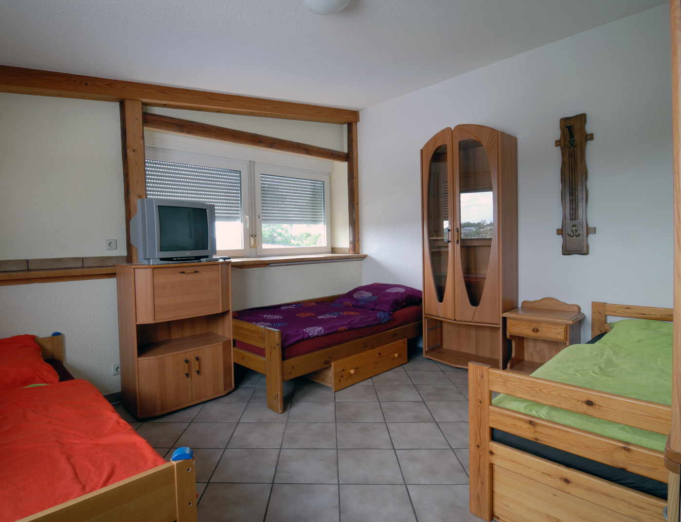 MonteurZimmer: 3-Zimmer-Wohnung, 3-Bett-Zimmer - 3-Zimmer-Wohnung mit großer Terrasse