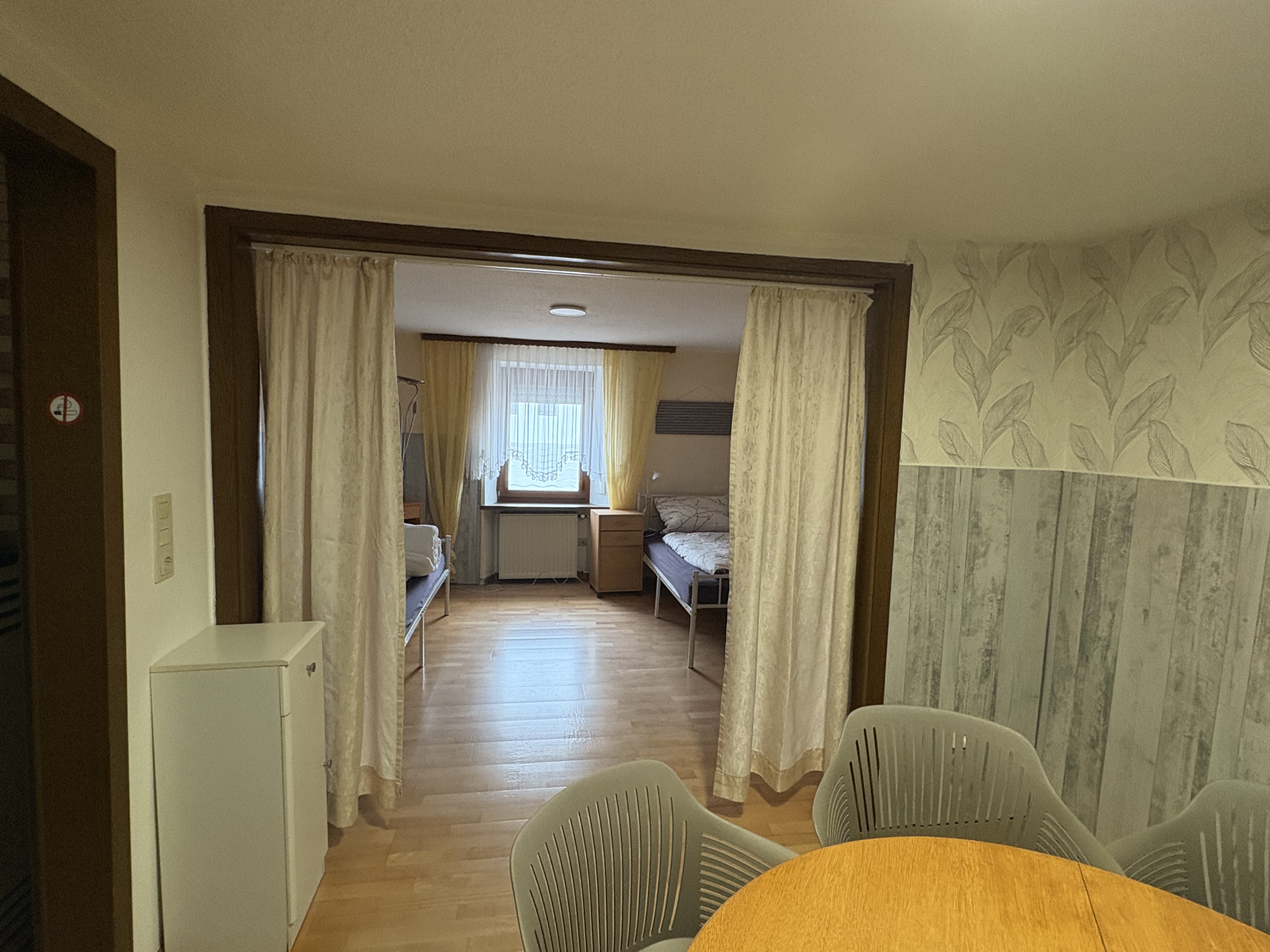 Monteur-Zimmer - Zahlungsarten: Auf Rechnung - Deutschland - Esszimmer mit dahinter einem Schlafzimmer  - Haus Back Nonnweiler Hermeskeil