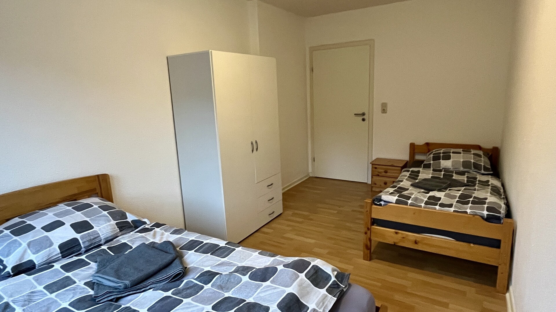 Monteur-Zimmer - Euskirchen - Schöne Monteurwohnung mit Einzelbetten/ Küche/ Bad /TV /Parkplatz in 52349 Düren