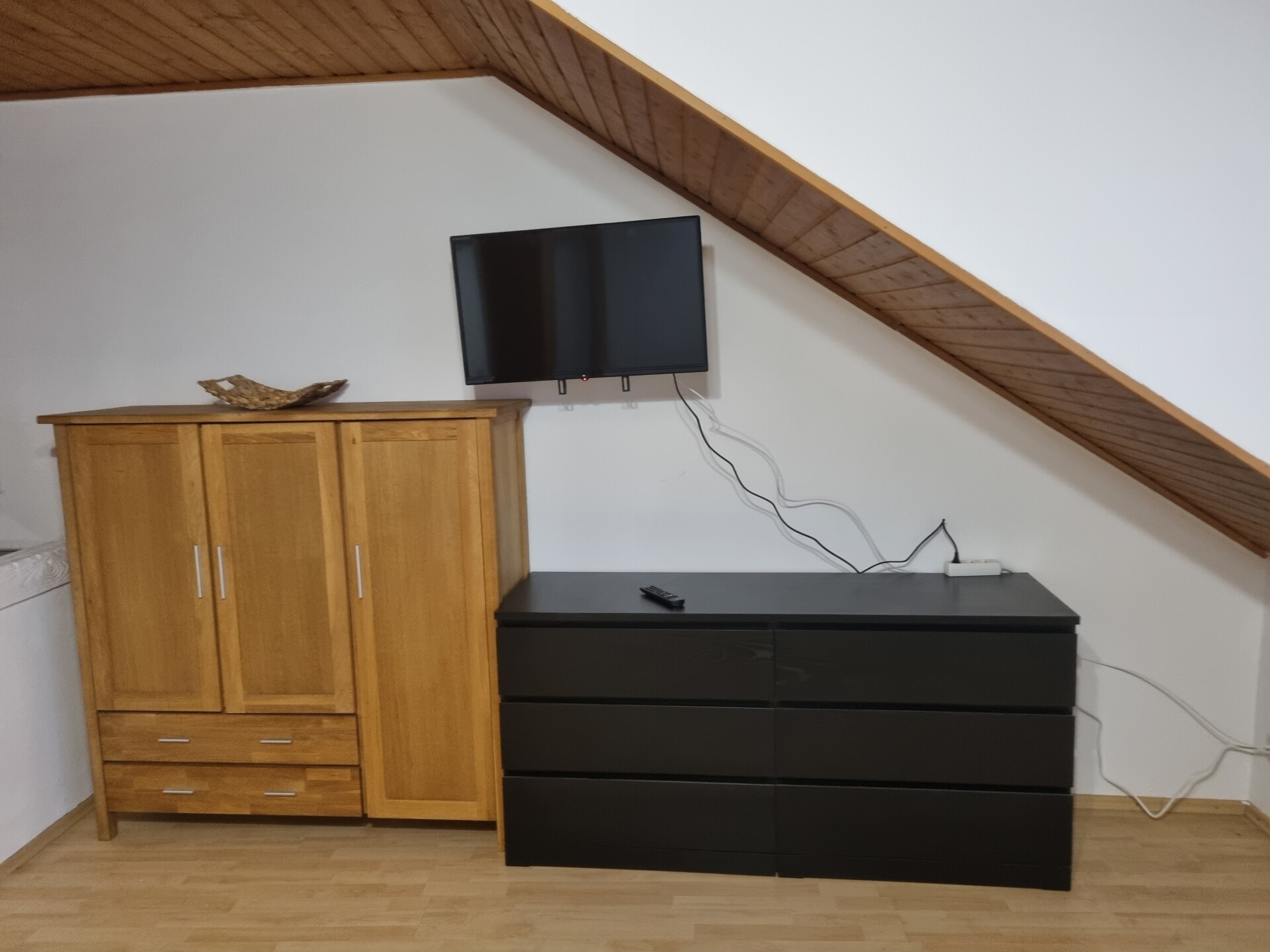 Monteur-Zimmer - Bedburg - Tolle schöne 2 Zimmer DG- Wohnung für Monteure geeignet in 52249 Eschweiler