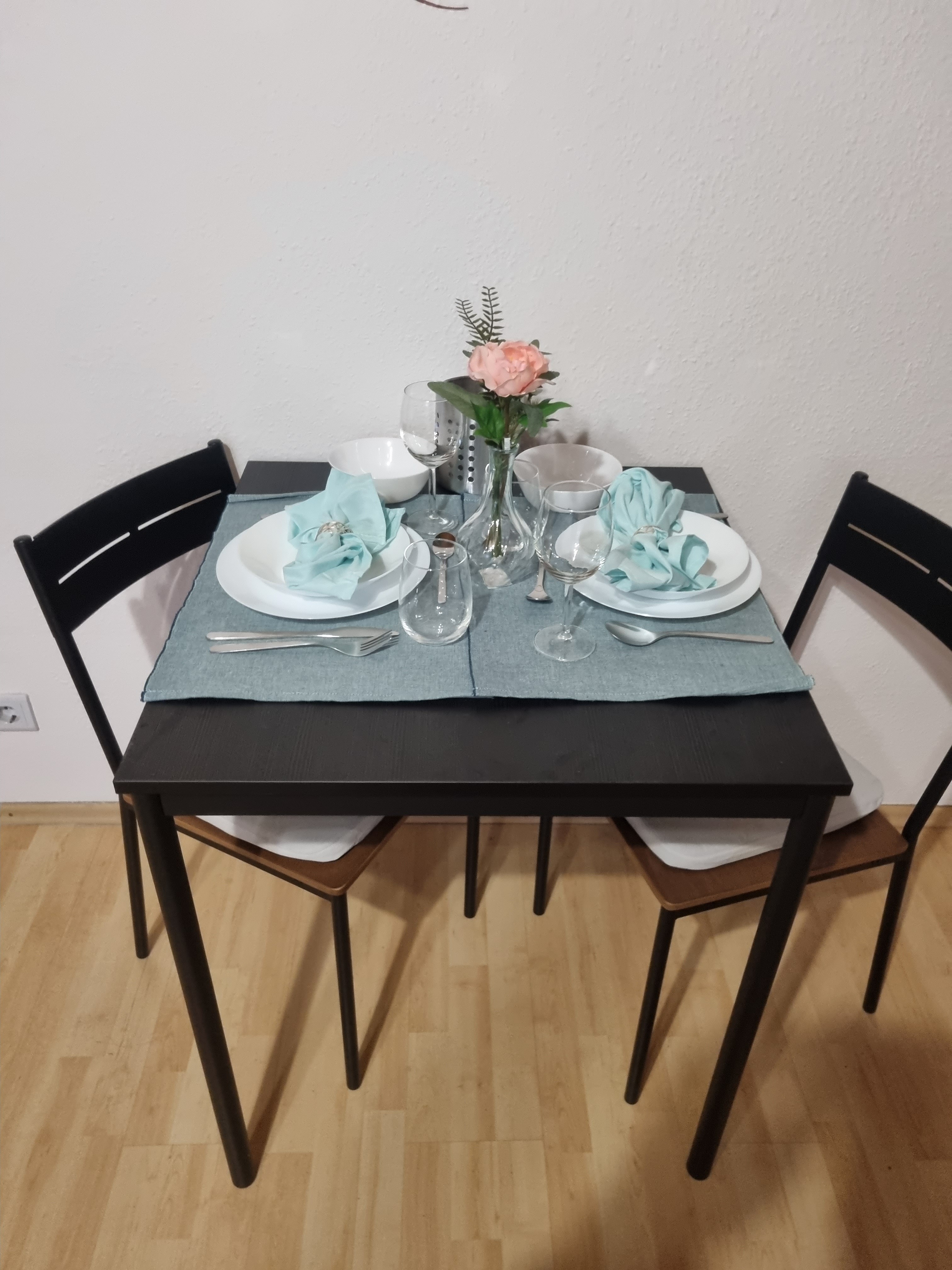 Monteur-Zimmer - Bedburg - Tolle schöne 2 Zimmer DG- Wohnung für Monteure geeignet in 52249 Eschweiler