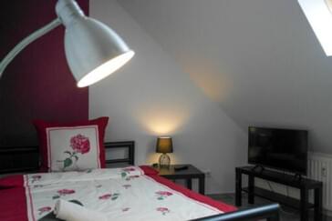 Monteur-Zimmer - WIFI / Internet - Köln, Bonn, Eifel ... - Zimmer NR 2.
Zimmer mit großes Bett 140x200 cm. 
TV,Kleiderschrank,Tisch und Stuhl  - Preiswert Übernachten im Kreis Düren