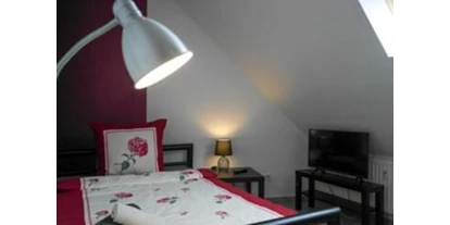 Monteur-Zimmer - Preis pro Nacht - Zimmer NR 2.
Zimmer mit großes Bett 140x200 cm. 
TV,Kleiderschrank,Tisch und Stuhl  - Preiswert Übernachten im Kreis Düren