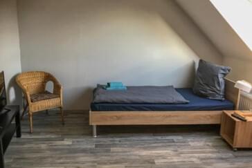 Monteur-Zimmer - WIFI / Internet - Köln, Bonn, Eifel ... - Zimmerer NR 1.
Kleines Zimmer,Bett 90x200cm, TV,Kleiderschrank, Tisch und Stuhl  - Preiswert Übernachten im Kreis Düren