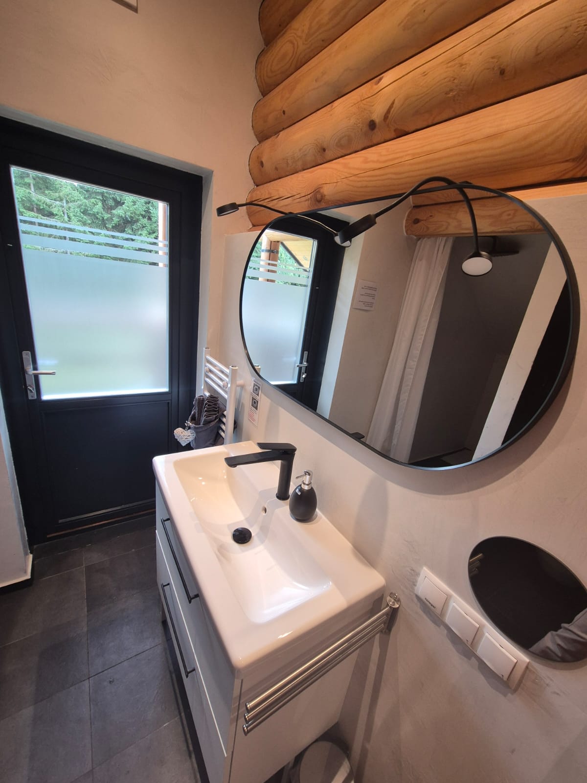 Monteur-Zimmer - Köflach - Badezimmer oben mit Begehbare Dusche  - Trahütti Premium Lodges 