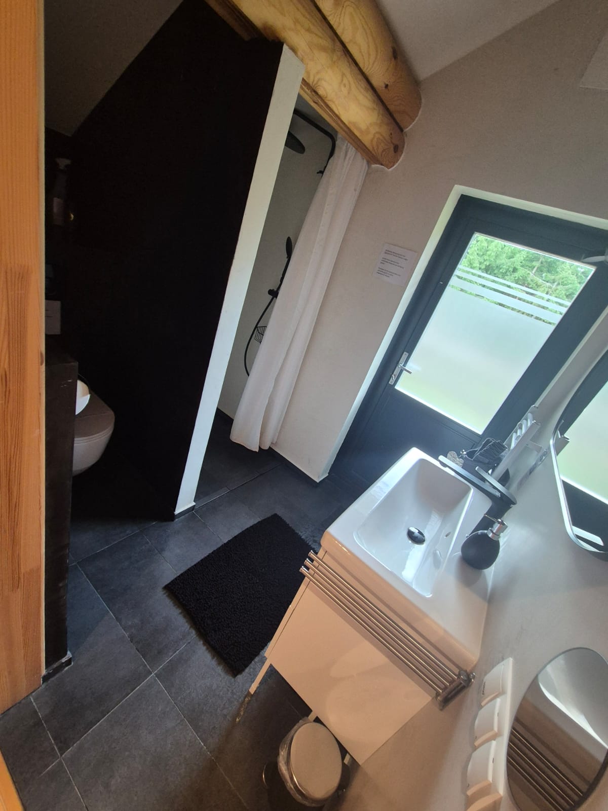 Monteur-Zimmer - Köflach - Badezimmer oben mit begehbare Dusche und WC - Trahütti Premium Lodges 