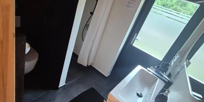 Monteur-Zimmer - Küche - Österreich - Badezimmer oben mit begehbare Dusche und WC - Trahütti Premium Lodges