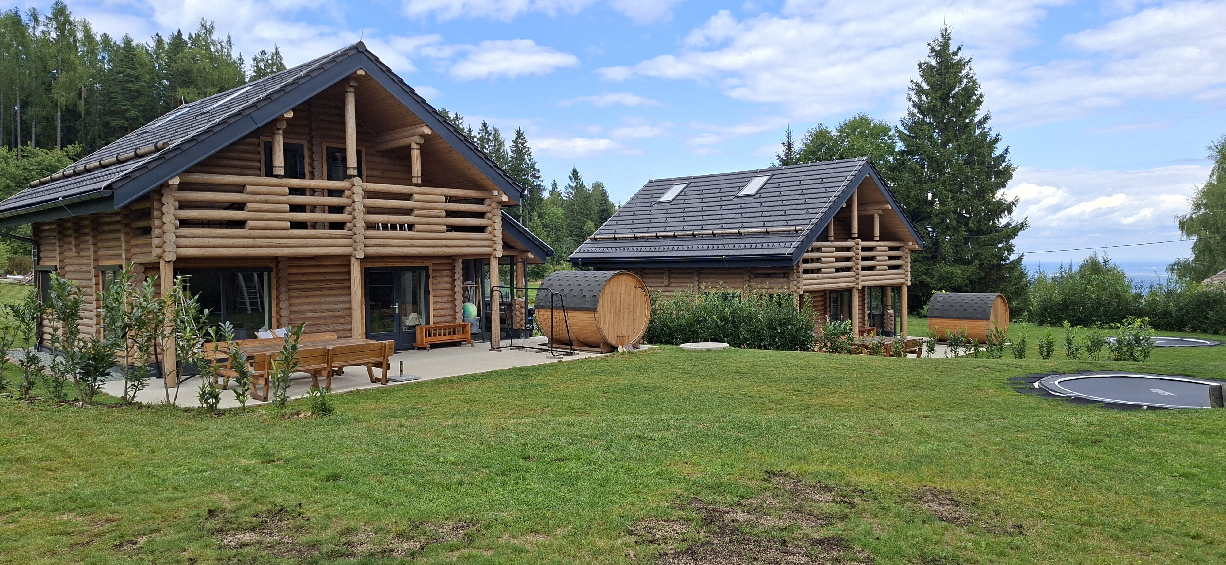 MonteurZimmer: Links ist Haus 102 und rechts 103 - Trahütti Premium Lodges 