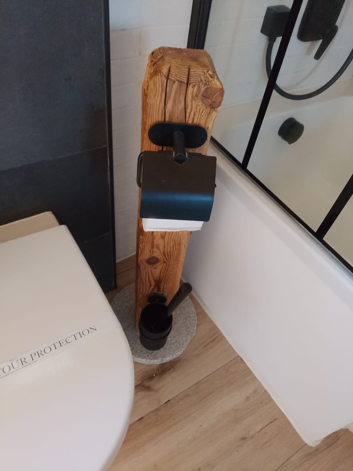 MonteurZimmer: Badezimmer unten mit WC und Badewanne - Trahütti Premium Lodges 