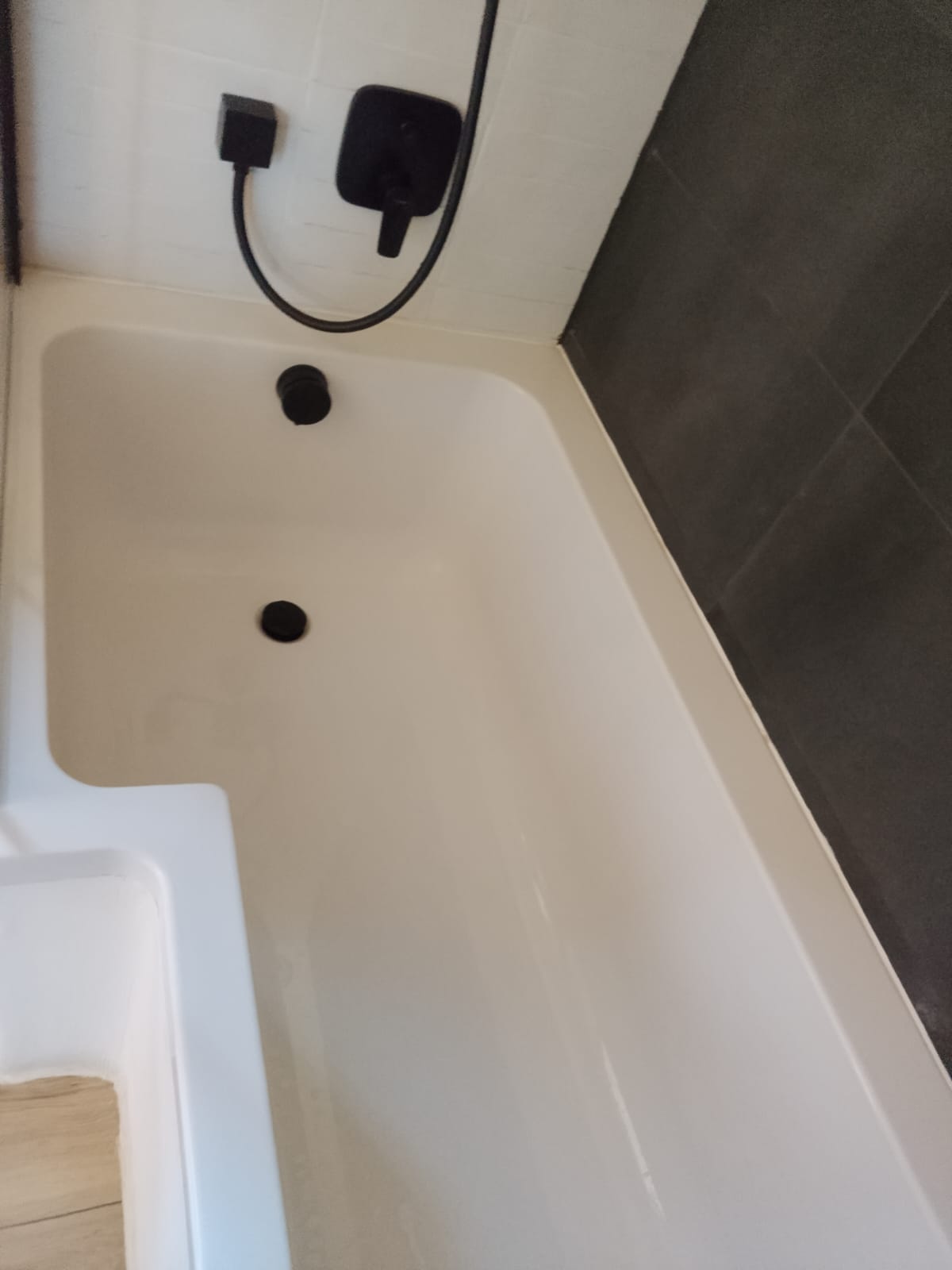 MonteurZimmer: Badewanne im unteres Badezimmer  - Trahütti Premium Lodges 