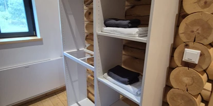 Monteur-Zimmer - Küche - Österreich - Offener Kleiderschrank  - Trahütti Premium Lodges