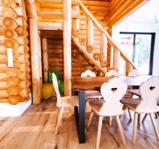 MonteurZimmer: Stiege und Esstisch - Trahütti Premium Lodges 