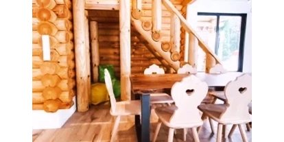 Monteur-Zimmer - Küche - Österreich - Stiege und Esstisch - Trahütti Premium Lodges