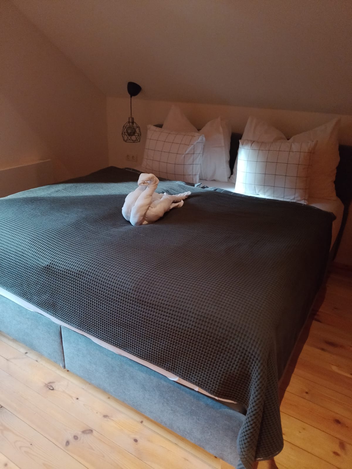 MonteurZimmer: Schlafzimmer 1 mit King size Bett - Trahütti Premium Lodges 