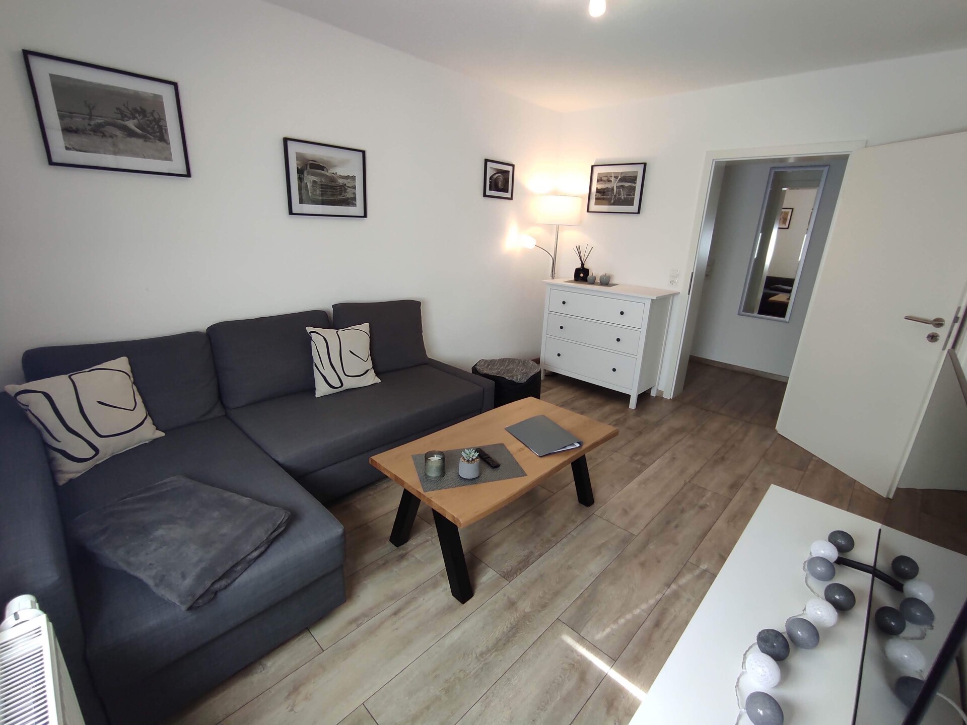 MonteurZimmer: Wohnzimmer mit Fernseher und Couch - Ferienwohnung "Am Rathaus" in 66849 Landstuhl