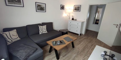 Monteur-Zimmer - Preis pro Nacht - Deutschland - Wohnzimmer mit Fernseher und Couch - Ferienwohnung "Am Rathaus" in 66849 Landstuhl