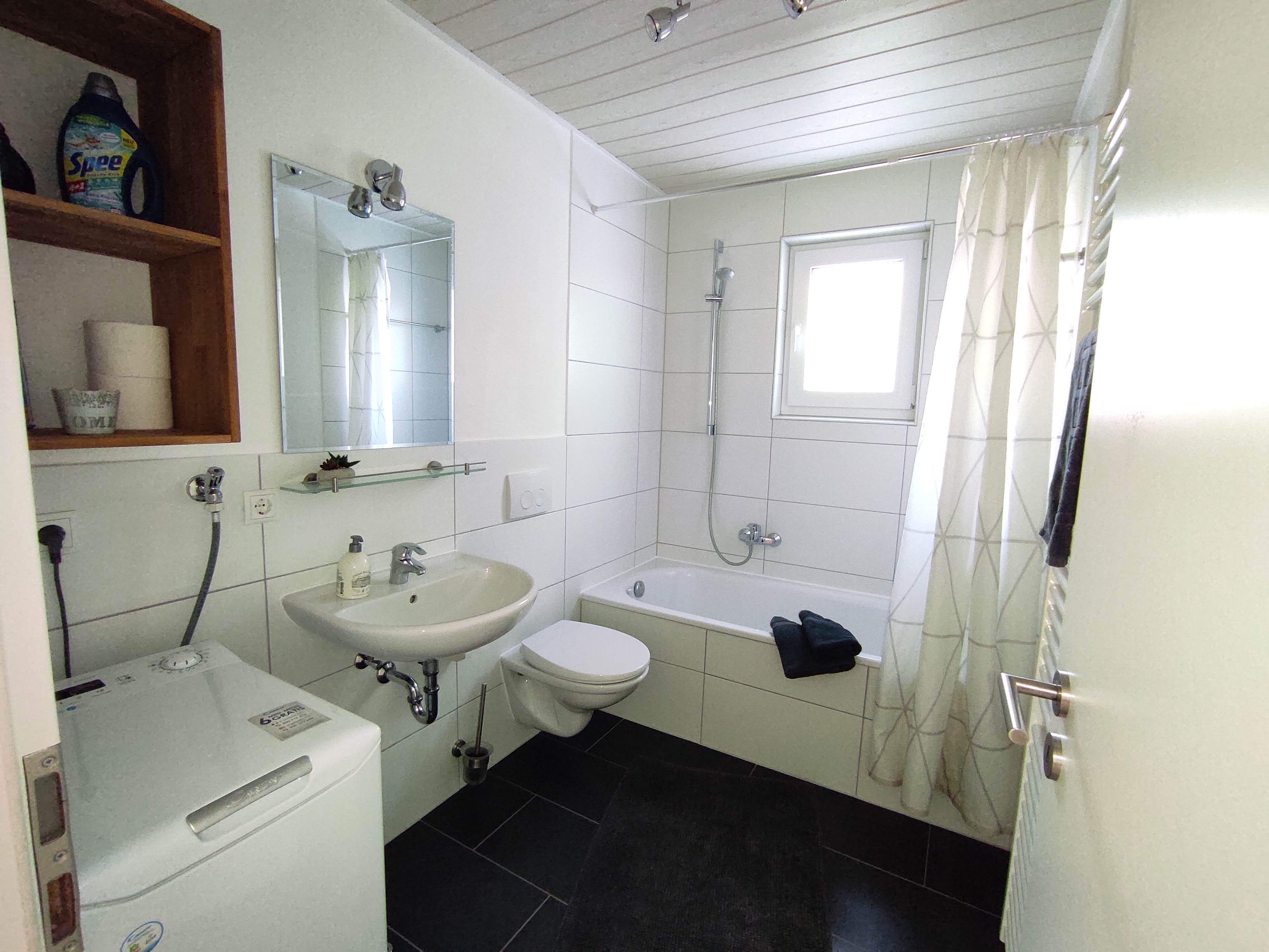 MonteurZimmer: Bad mit Badewanne, Waschmaschine, Waschmittel, Föhn, Handseife und Duschzeug - Ferienwohnung "Am Rathaus" in 66849 Landstuhl