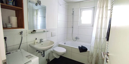 Monteur-Zimmer - Preis pro Nacht - Deutschland - Bad mit Badewanne, Waschmaschine, Waschmittel, Föhn, Handseife und Duschzeug - Ferienwohnung "Am Rathaus" in 66849 Landstuhl