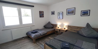 Monteur-Zimmer - Preis pro Nacht - Deutschland - Schlafzimmer 1 mit zwei Betten - Ferienwohnung "Am Rathaus" in 66849 Landstuhl