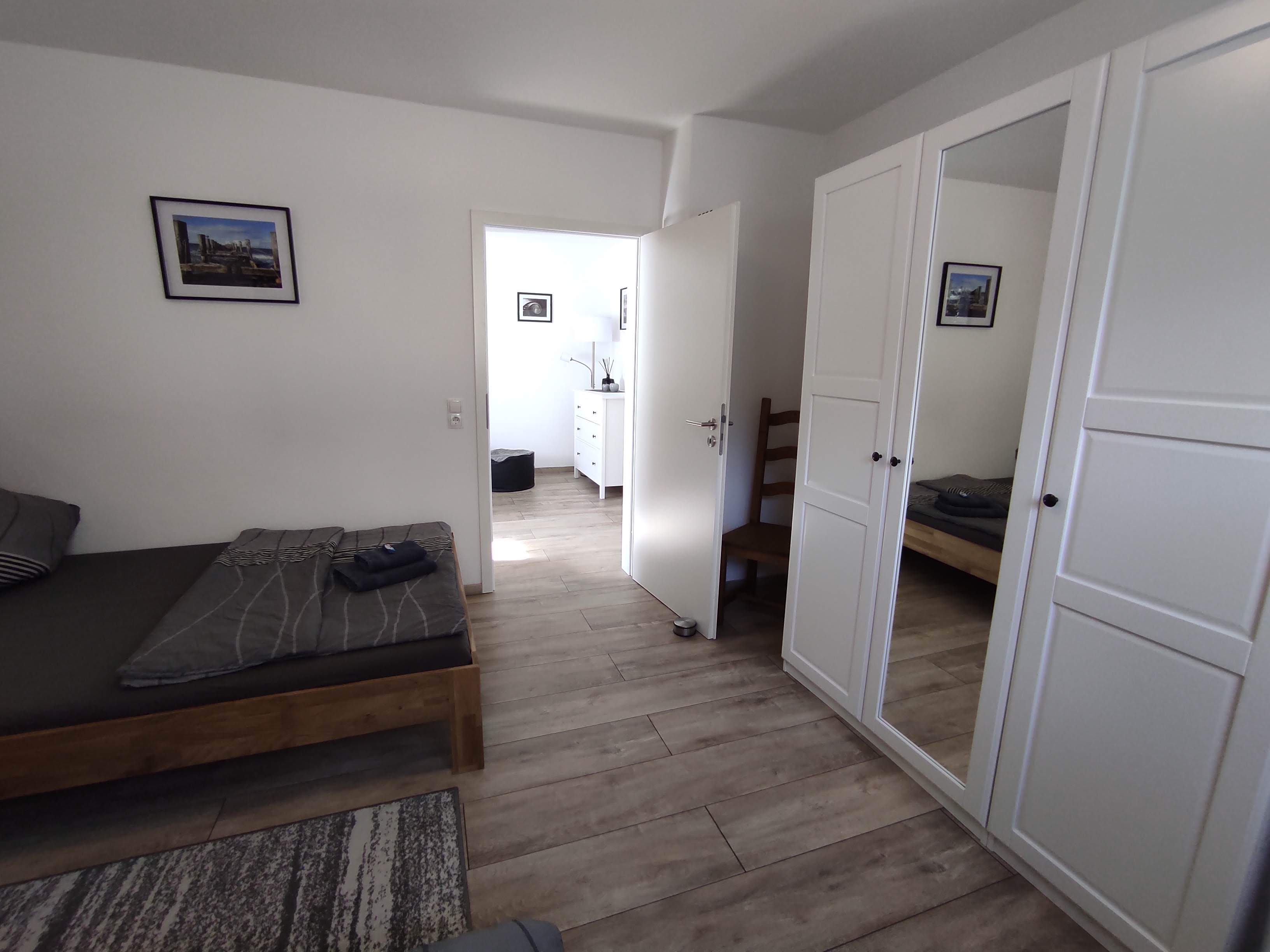 MonteurZimmer: Schlafzimmer 1 mit zwei Betten - Ferienwohnung "Am Rathaus" in 66849 Landstuhl