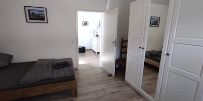 Monteur-Zimmer - Preis pro Nacht - Deutschland - Schlafzimmer 1 mit zwei Betten - Ferienwohnung "Am Rathaus" in 66849 Landstuhl