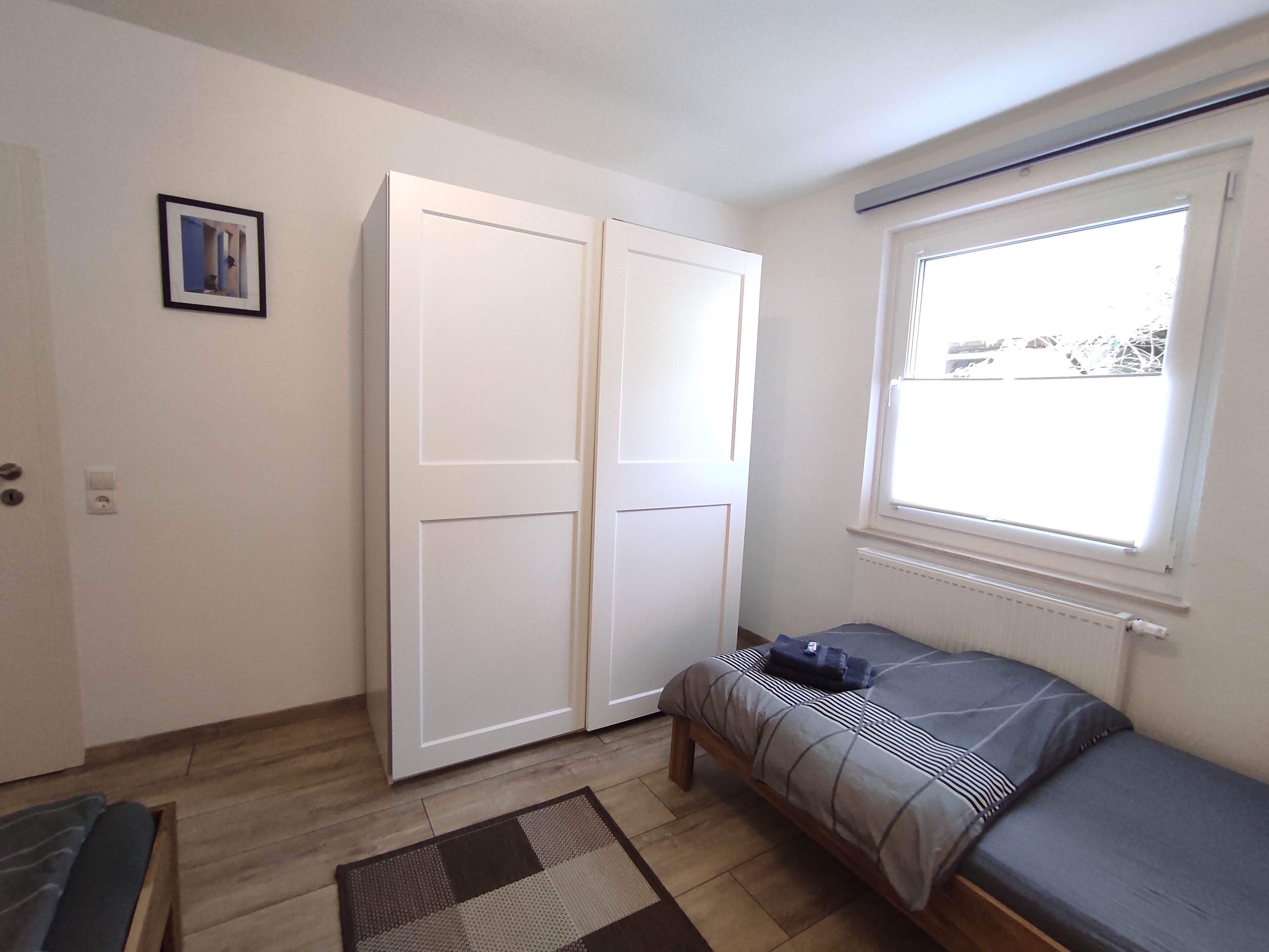 MonteurZimmer: Schlafzimmer 2 mit zwei Betten - Ferienwohnung "Am Rathaus" in 66849 Landstuhl