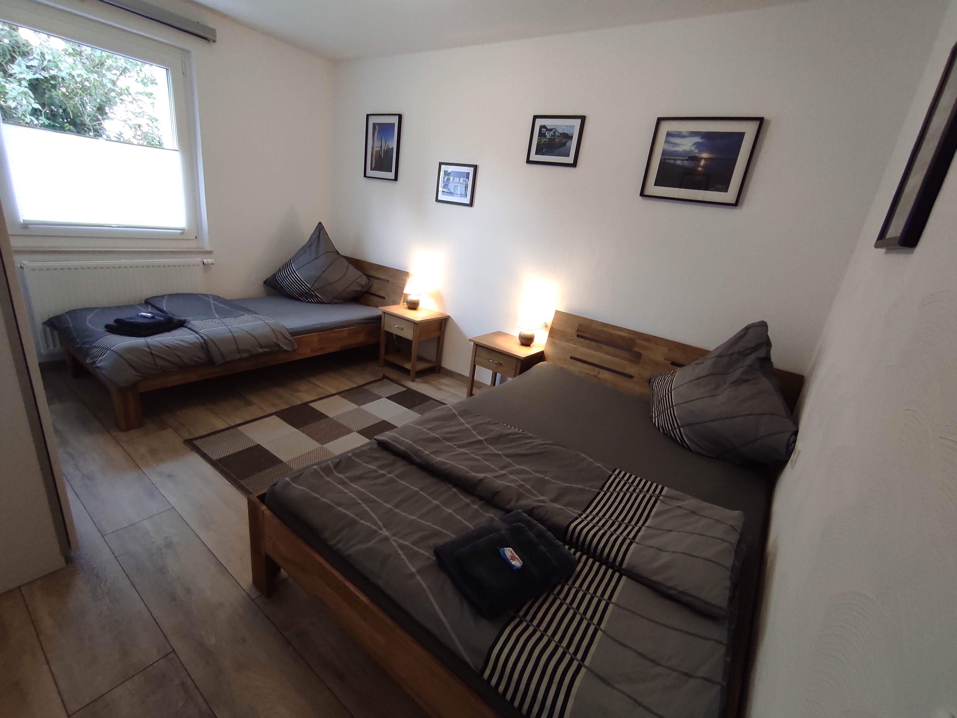 MonteurZimmer: Schlafzimmer 2 mit zwei Betten - Ferienwohnung "Am Rathaus" in 66849 Landstuhl