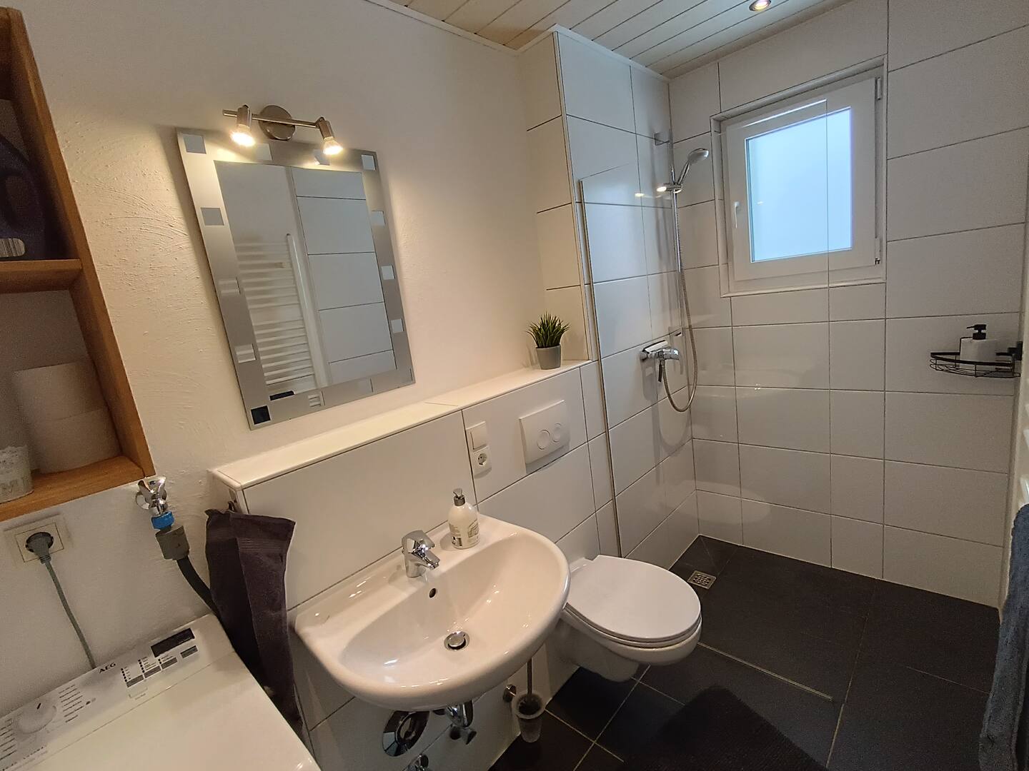 MonteurZimmer: Bad mit Dusche, Waschmaschine, Waschmittel, Föhn, Handseife und Duschzeug - Ferienwohnung "Am Rathaus" in 66849 Landstuhl