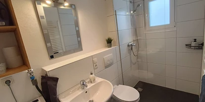 Monteur-Zimmer - Preis pro Nacht - Deutschland - Bad mit Dusche, Waschmaschine, Waschmittel, Föhn, Handseife und Duschzeug - Ferienwohnung "Am Rathaus" in 66849 Landstuhl