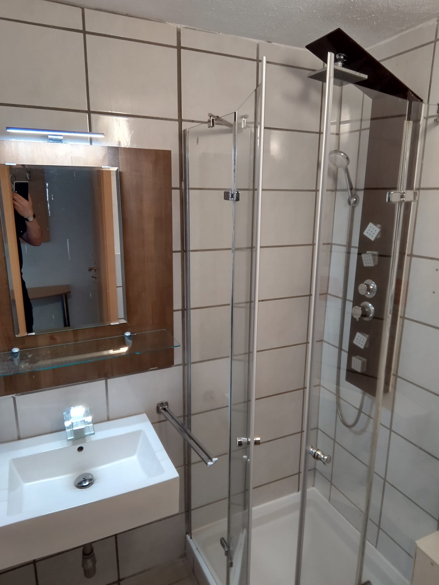 MonteurZimmer: Badezimmer - Moderne Unterkünfte für Monteure mit Highspeed Internet