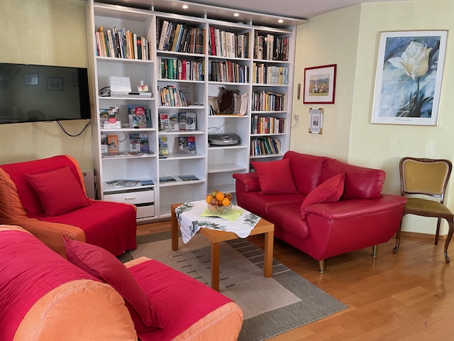 Monteur-Zimmer - Parkplatz: kostenlose Parkplätze in der Umgebung vorhanden - Salzburg - Sitzgruppe im Wohnzimmer - FERIENHAUS SALZBURG