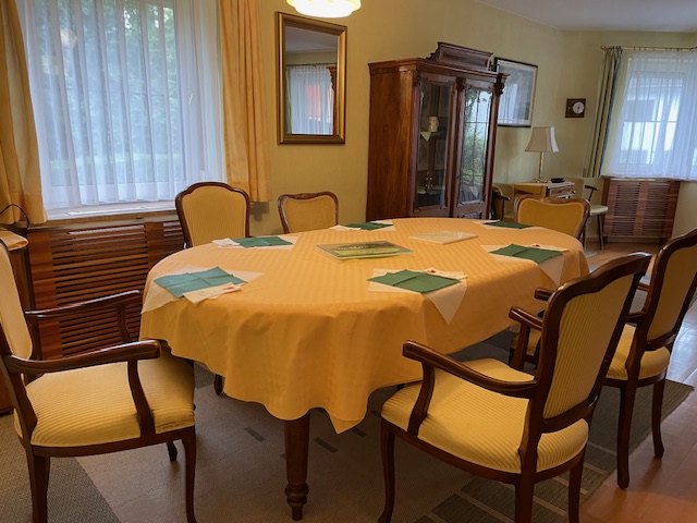 Monteur-Zimmer - Parkplatz: kostenlose Parkplätze in der Umgebung vorhanden - Salzburg - Esstisch für bis zu 7 Personen - FERIENHAUS SALZBURG