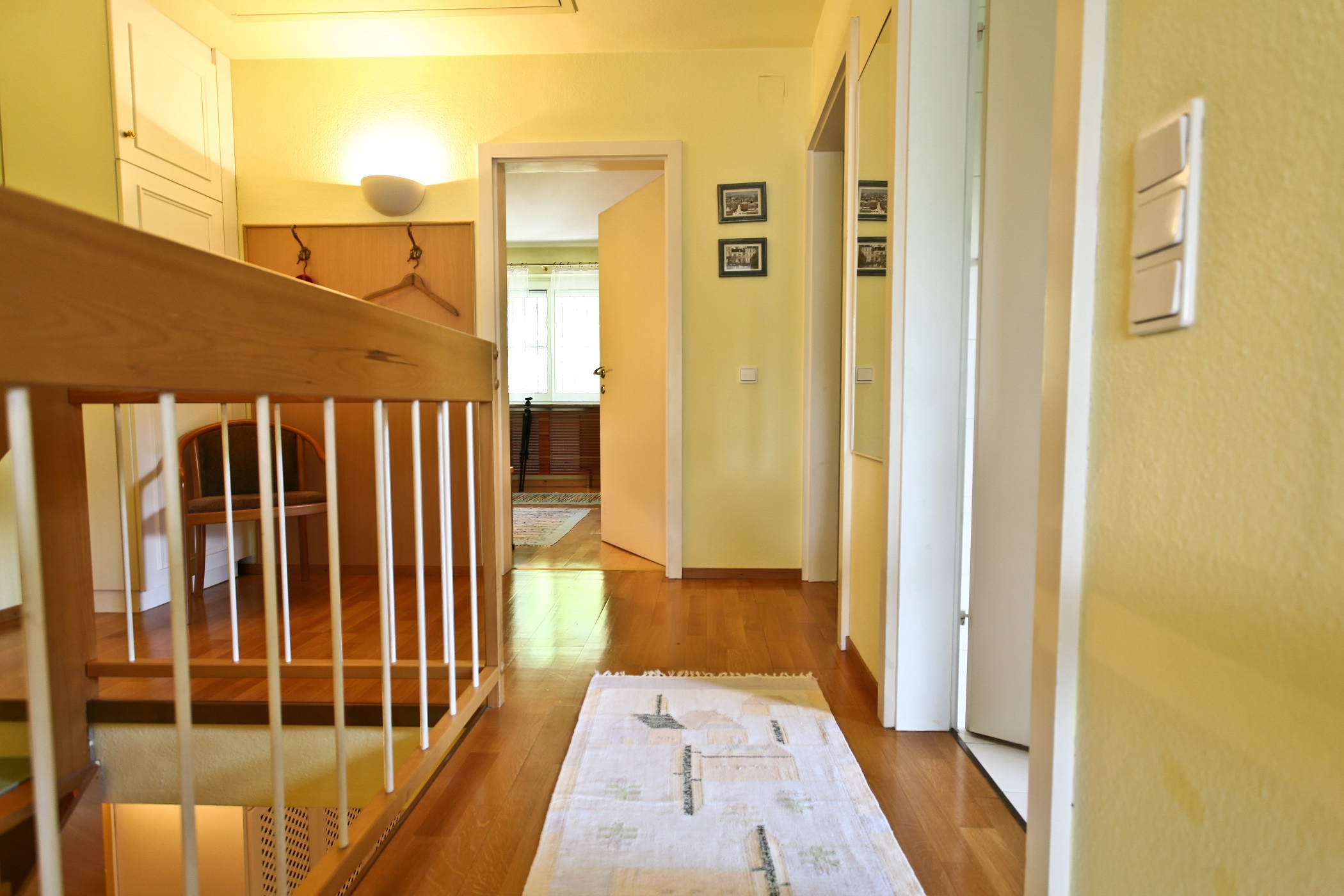 Monteur-Zimmer - Parkplatz: kostenlose Parkplätze in der Umgebung vorhanden - Salzburg - 1. Stock Zugang zu den Schlafzimmern und zum Badezimmer - FERIENHAUS SALZBURG